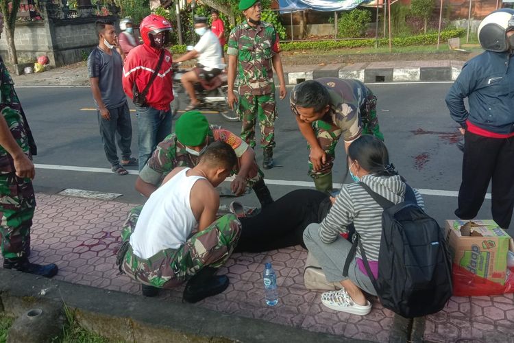 Aksi heroik yang dilakukan Suparto saat merobek seragamnya demi menutupi luka korban kecelakaan lalu lintas di depan Koramil 61/10-Klungkung, Wilayah Desa Besang, Kelurahan Semarapura, Kabupaten Klungkung.