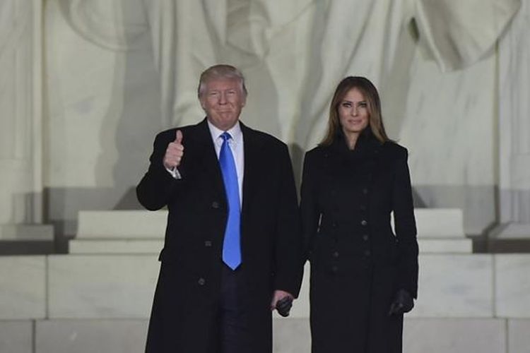 Presiden terpilih AS Donald Trump dan istrinya, Melania, saat berada di Lincoln Memorial, Washington DC, Kamis (19/1/2017).