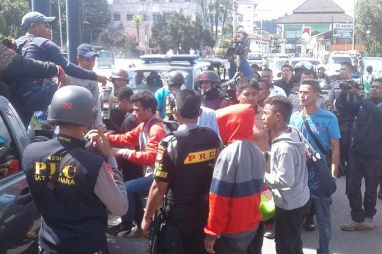 Pendukung calon bupati dan wakil bupati Buru, Bakry Lumbessy-Amrullah Madani Hentihu, terlibat kericuhan dengan polisi di depan kantor KPU Kabupaten Buru, Rabu (22/2/2017). Mereka menolak rekapitulasi penghitungan suara oleh KPU karena ada indikasi kecurangan dalam Pilkada Buru.