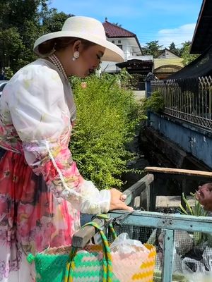 9 gaya Sarifah Suraidah disorot warganet. Dari topi lebar hingga kebaya glamor, penampilannya kerap disebut bak ?noni Belanda?.