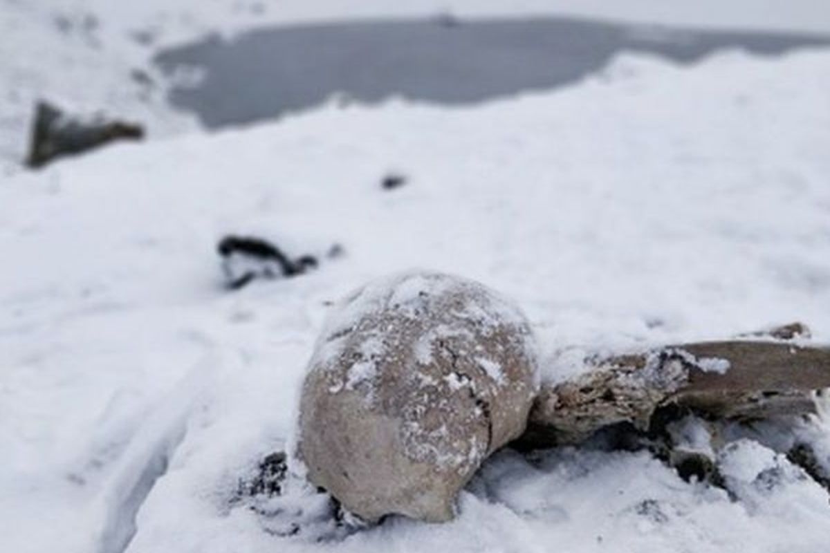 Hanya ketika salju mencair, kerangka manusia tampak jelas di lokasi danau tengkorak, India.