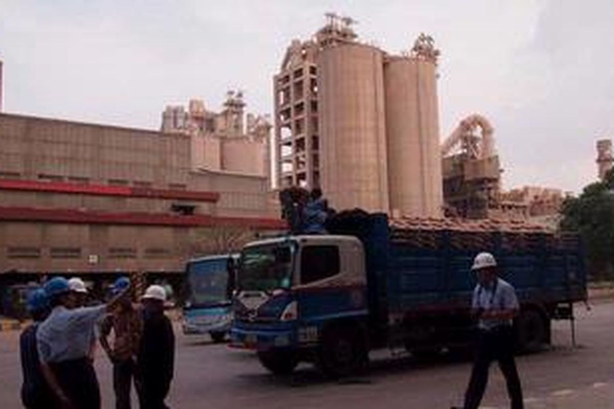 Secara umum peralatan produksi semen di pabrik Tuban, Jawa Timur Jumat (6/11/2012) berjalan normal. PT Semen Gresik berupaya meningkatkan kapasitas produksi pabrik Tuban IV dari 2,5 juta ton menjadi 3 juta ton per tahun.