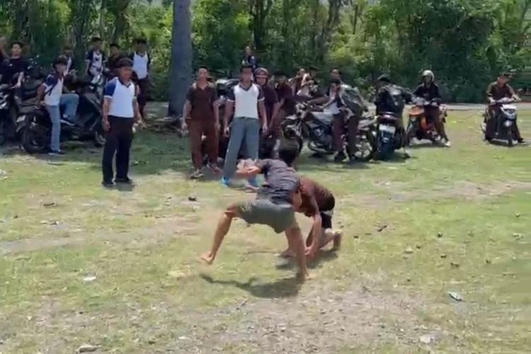 Tangkapan layar video perkelahian antar siswa di Kecamatan Gerokgak, Kabupaten Buleleng, Provinsi Bali, yang viral di media sosial. 