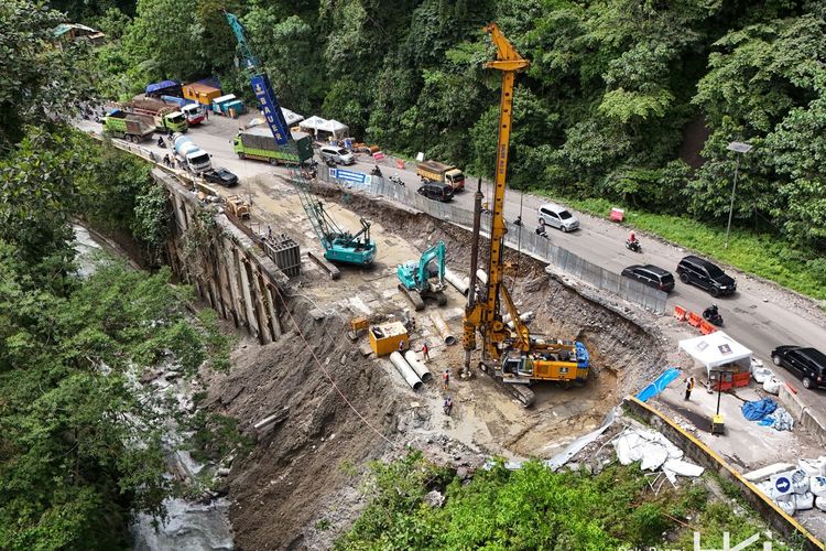 PT HKI menerapkan serangkaian metode dan teknik rekayasa komprehensif untuk memperbaiki kerusakan jalan di Lembah Anai, Padang, Sumatera Barat, yang terputus akibat banjir, 
