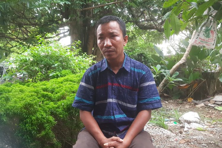 Ayah angkat Mahira Mawardi (49) saat memberikan keterangan kepada wartawan di Warkop Jurnalis Medan, Rabu (21/6/2023)