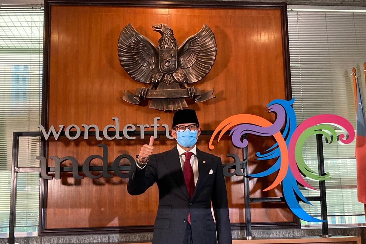Menteri Pariwisata dan Ekonomi Kreatif Sandiaga Uno dalam konferensi pers usai usai melakukan upacara serah terima jabatan (sertijab) di Gedung Sapta Pesona Kantor Kemenparekraf RI, Jakarta, Rabu (23/12/2020).