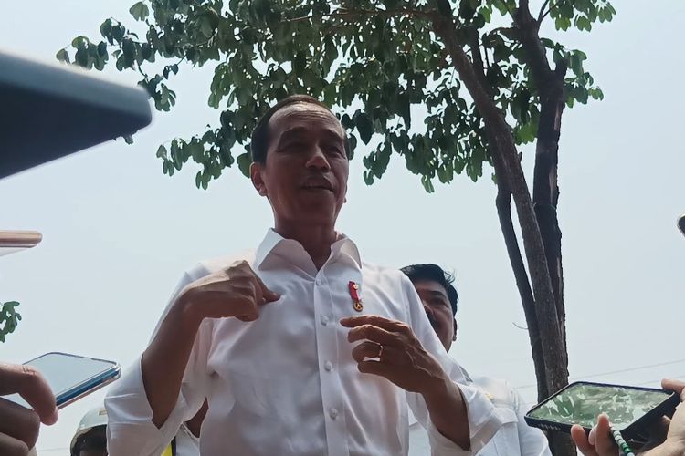 Presiden Joko Widodo saat memberikan keterangan pers di kawasan Rumah Pompa Ancol Sentiong, Jakarta Utara, Senin (11/12/2023).
