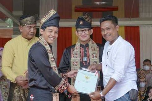 Raja Juli Bagikan 5 Sertifikat Tanah kepada Pelaku UMKM di Riau