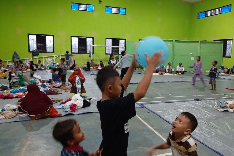 Sekitar 1000 pengungsi banjir bandang, bertahan di Gedung PGRI Kecamatan Sajira, Kabupaten Lebak, Kamis (2/1/2020).