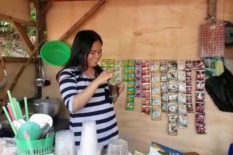 Putri Mayang, seorang biduan dangdut yang kini beralih menjadi pedagang minuman kopi di TPU Jombang, Ciputat, Tangerang Selatan, Kamis (29/7/2021).