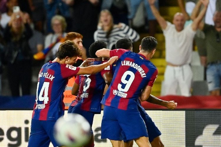 Para pemain Barcelona merayakan gol Joao Cancelo pada laga Liga Spanyol kontra Celta Vigo di Stadion Olympic Lluis Companys pada Sabtu (23/9/2023).