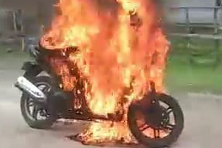 Tangkapan foto dari video motor guru di Madura, Ahmad Nurdin (50), yang dibakar muridnya.