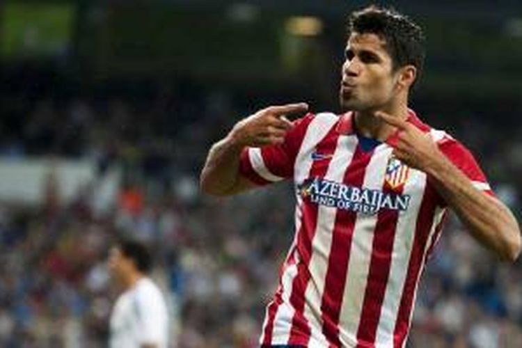 Striker Atletico Madrid asal Brasil, Diego da Silva Costa, merayakan gol yang dicetaknya ke gawang Real Madrid dalam lanjutan Liga Spanyol, Sabtu (28/9/2013) di Santiago Bernabeu.