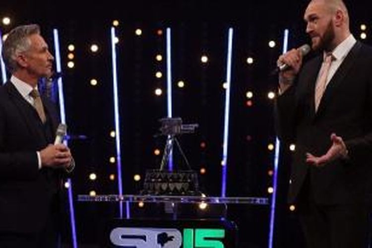 Tyson Fury (kanan) bersama  pembawa acara   BBC Sports Personality of the Year, Gary Lineker