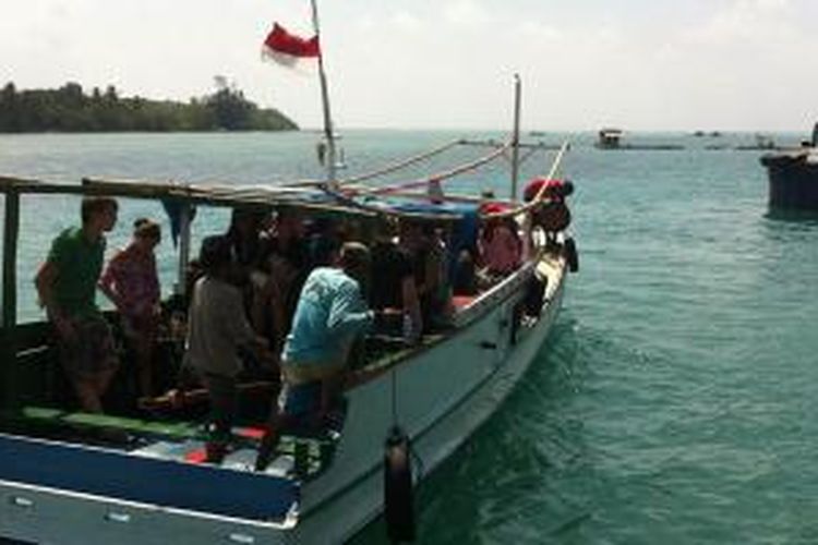 Kapal ikan membawa para wisatawan yang terjebak di Karimun Jawa menuju KM Binaiya milik PT Pelni untuk menyeberang ke Pelabuhan Tanjung Mas dari Pelabuhan Karimun Jawa, Jawa Tengah, Minggu (20/7/2015).