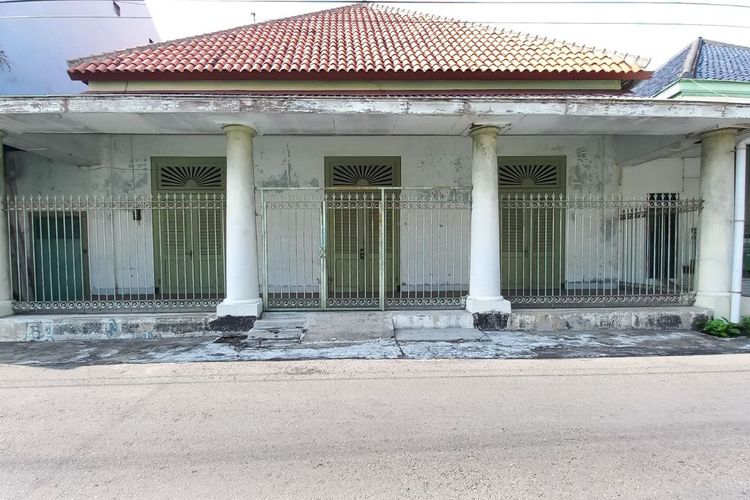 Bangunan lain di Loji Wetan, dari depan masih terlihat kokoh.