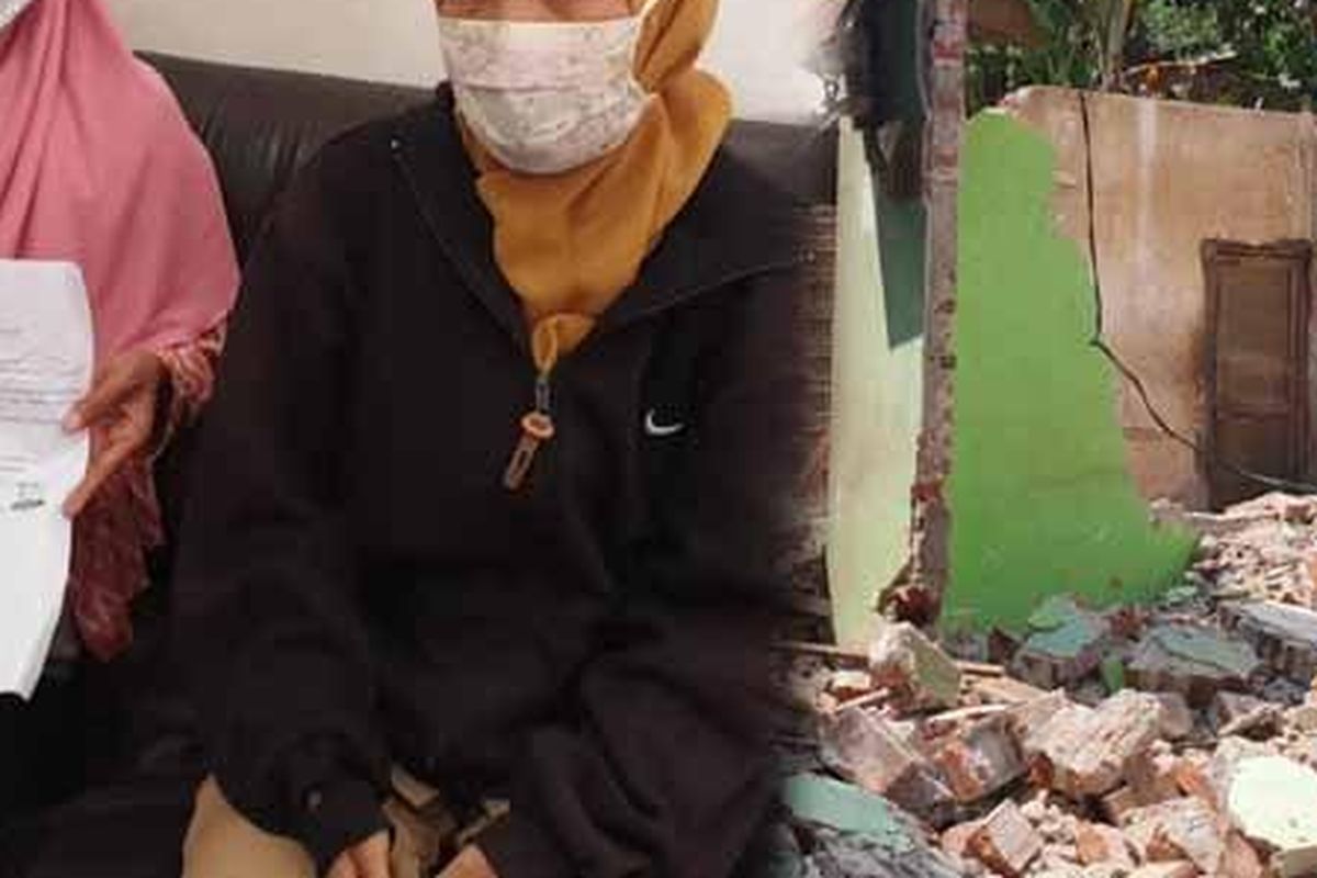 Ainun Jariyah bersama putrinya. Foto kanan : Kondisi rumah gono-gini dirobohkan oleh eks istri Kasnan di Dusun Tegalan RT03/RW01, Desa/ Kecamatan Trowulan, Kabupaten Mojokerto. 