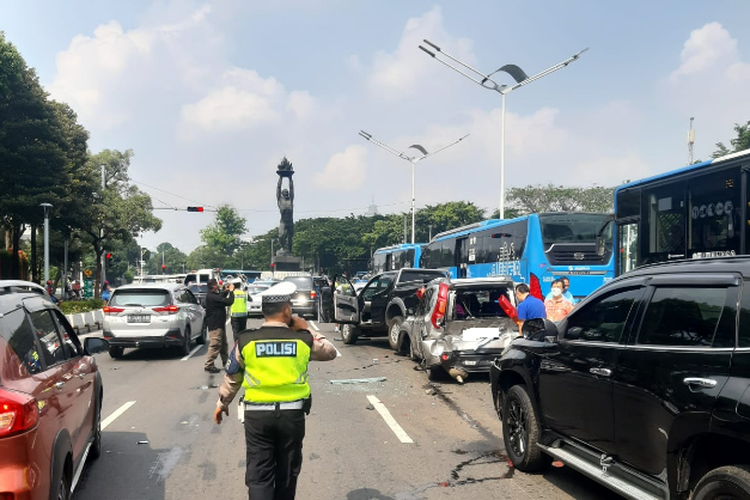 Kecelakaan beruntun yang melibatkan lima mobil di Jalan Jenderal Sudirman, Kebayoran Baru, Jakarta Selatan, Minggu (19/3/2023). 
