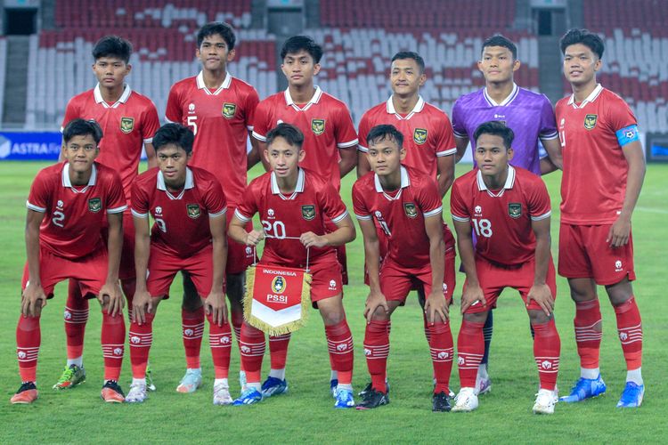 Para pemain timnas U20 Indonesia berpose jelang laga uji coba kontra Thailand di Stadion Utama Gelora Bung Karno pada Jumat (26/1/2024).