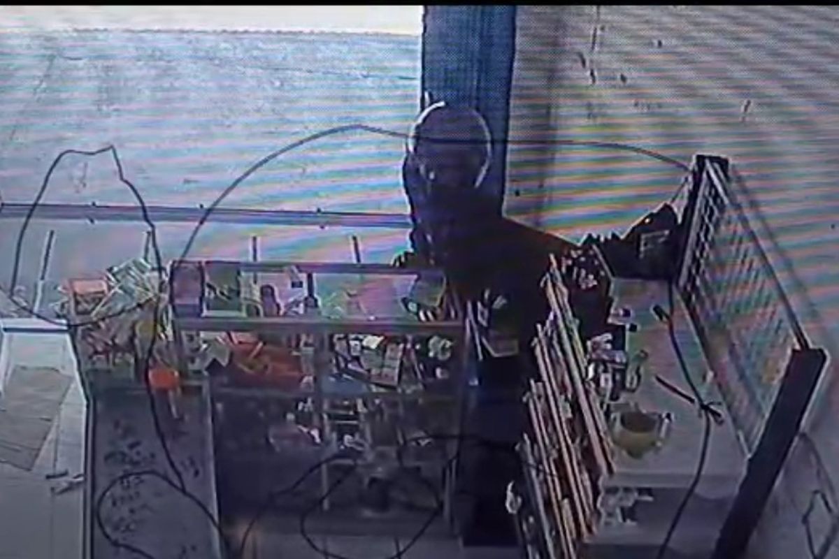 Tangkapan layar video rekaman CCTV kejadian pencurian di toko sembako di Dusun Kelampuak, Desa Tamblang, Kecamatan Kubutambahan, Kabupaten Buleleng, Provinsi Bali.