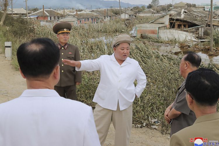 Dalam foto yang diambil pada 5 September 2020 dan dirilis oleh kantor berita Korea Utara KCNA pada 6 September 2020, nampak Kim Jong Un mengunjungi area yang terdampak Topan Maysak di Provinsi Hamgyong Selatan.