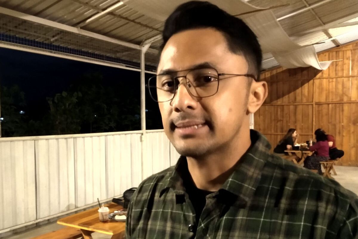 Hengki Kurniawan menjawab pertanyaan wartawan pada satu kesempatan di Kota Blitar, Minggu (30/6/2024) malam.