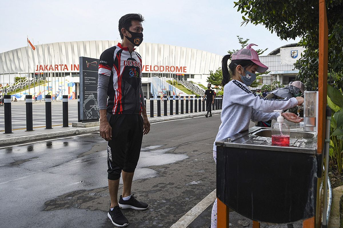 Seorang warga mencuci tangannya sebelum berolahraga di Jakarta International Velodrome, Rawamangun, Jakarta, Minggu (25/10/2020). Jakarta International Velodrome (JIV) kembali dibuka untuk publik selama penerapan Pembatasan Sosial Berskala Besar (PSBB) transisi di ibu kota, namun membatasi jumlah pengunjung sebanyak 1.500 orang atau 50 persen dari kapasitas normal yakni sebanyak 3.000 orang.