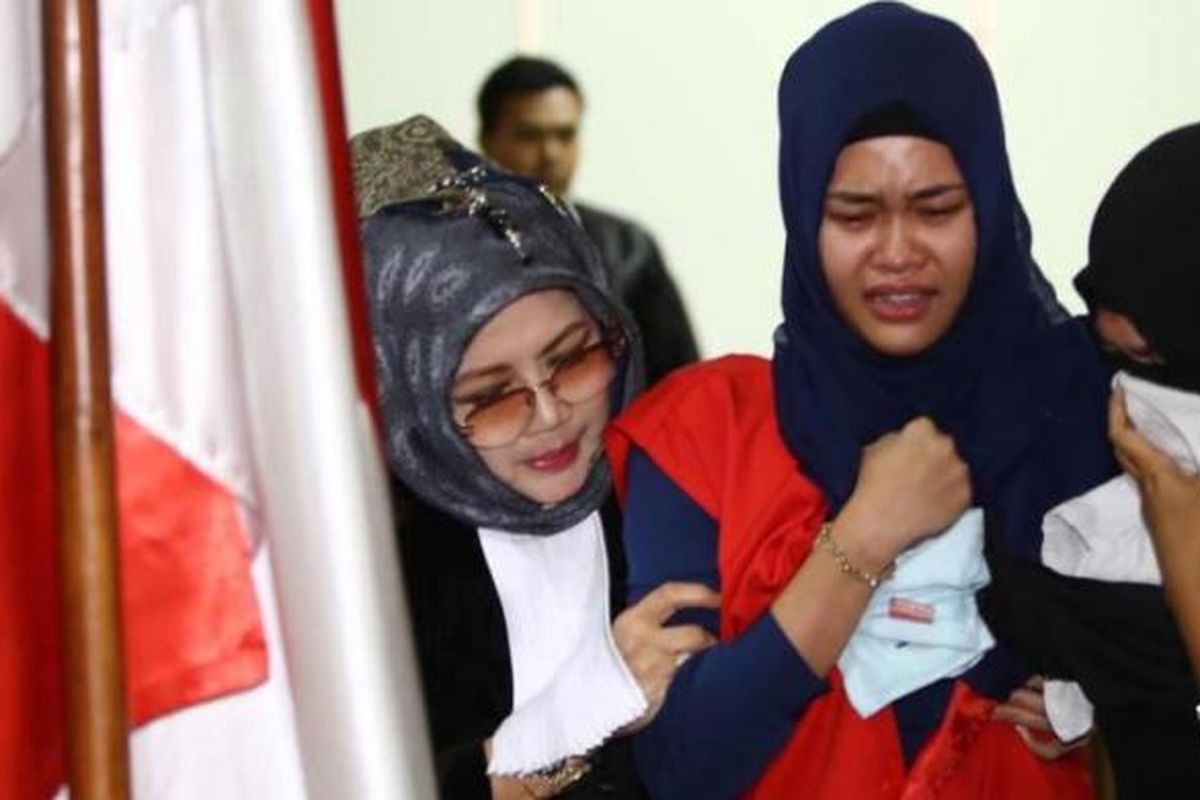 Assyifa Ramadhani (kerudung biru) pembunuh Ade Sara Angelina Suroto, menangis usai menjalani sidang putusan di Pengadilan Negeri Jakarta Pusat, Selasa (9/12/2014). Majelis hakim menjatuhkan hukuman 20 tahun penjara kepada Ahmad Imam Al Hafitd dan Assyifa Ramadhani atas pembunuhan terhadap Ade Sara Angelina.