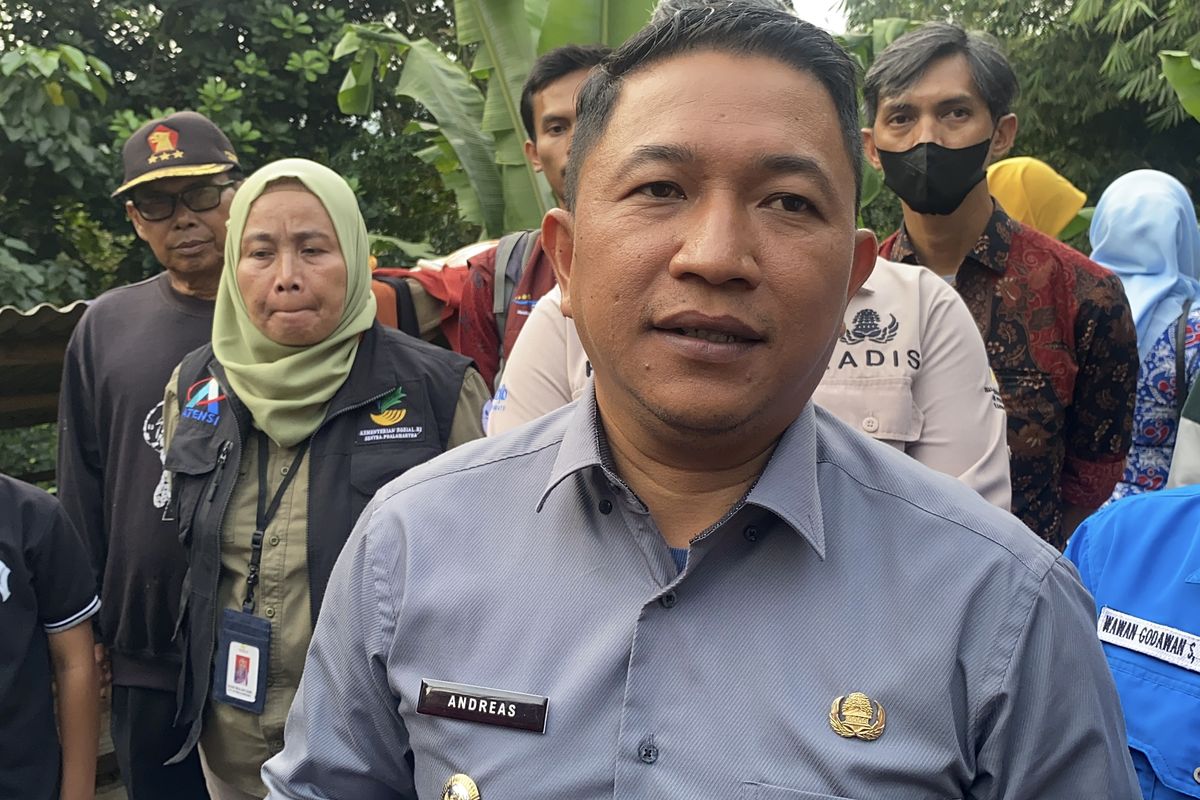 Wakil Bupati Sukabumi, Andreas saat diwawancarai awak media di Kampung Padangenyang, Desa Cianaga, Kecamatan Kabandungan, Kabupaten Sukabumi, Jawa Barat. Kamis (21/8/2025)