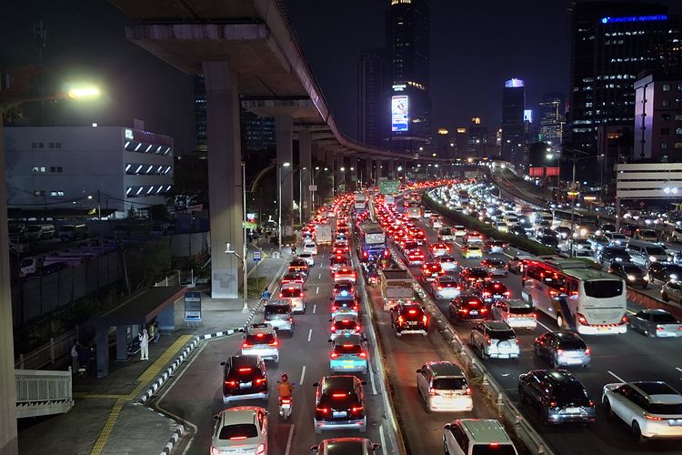 Kemacetan Horor Imbas JPO Tendean Ditabrak Truk: Mobil Tak Gerak, Warga Jalan Kaki 2,5 Km