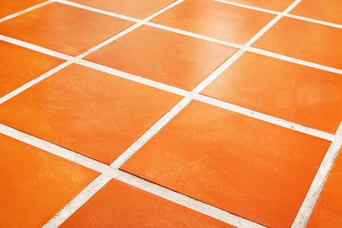 4 Cara Membuat Lantai Keramik Berkilau Tanpa Pengilap