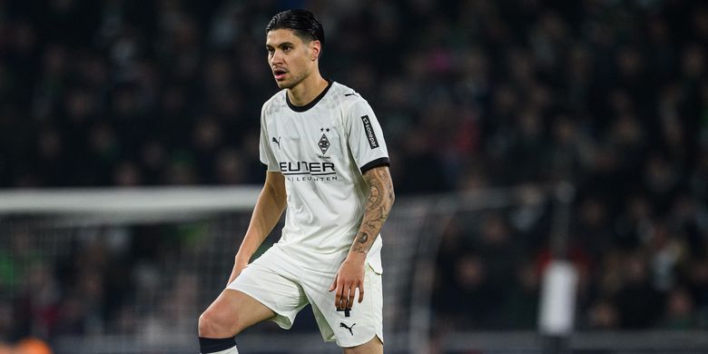Kevin Diks kala beraksi dalam partai Bundesliga 2025-2026 Borussia Moenchengladbach vs Wolfsburg di Borussia Park, 13 Desember 2025.