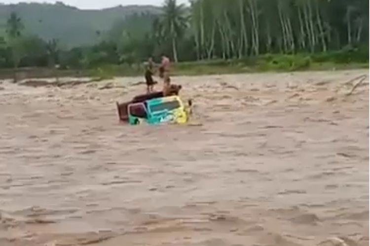 Truk pengangkut sawit terjebak banjir