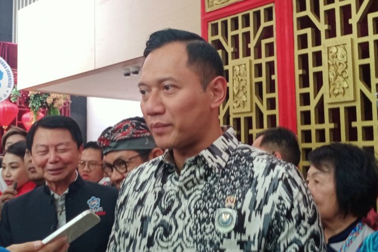 Menteri Koordinator (Menko) Infrastruktur dan Pembangunan Kewilayahan, Agus Harimurti Yudhoyono (AHY) usai menghadiri Rapat Kerja Nasional (Rakernas) XXI dan HUT XXVII Paguyuban Sosial Marga Tionghoa Indonesia (PSMTI) di Kota Batu, Jawa Timur, Jumat (24/10/2025). 