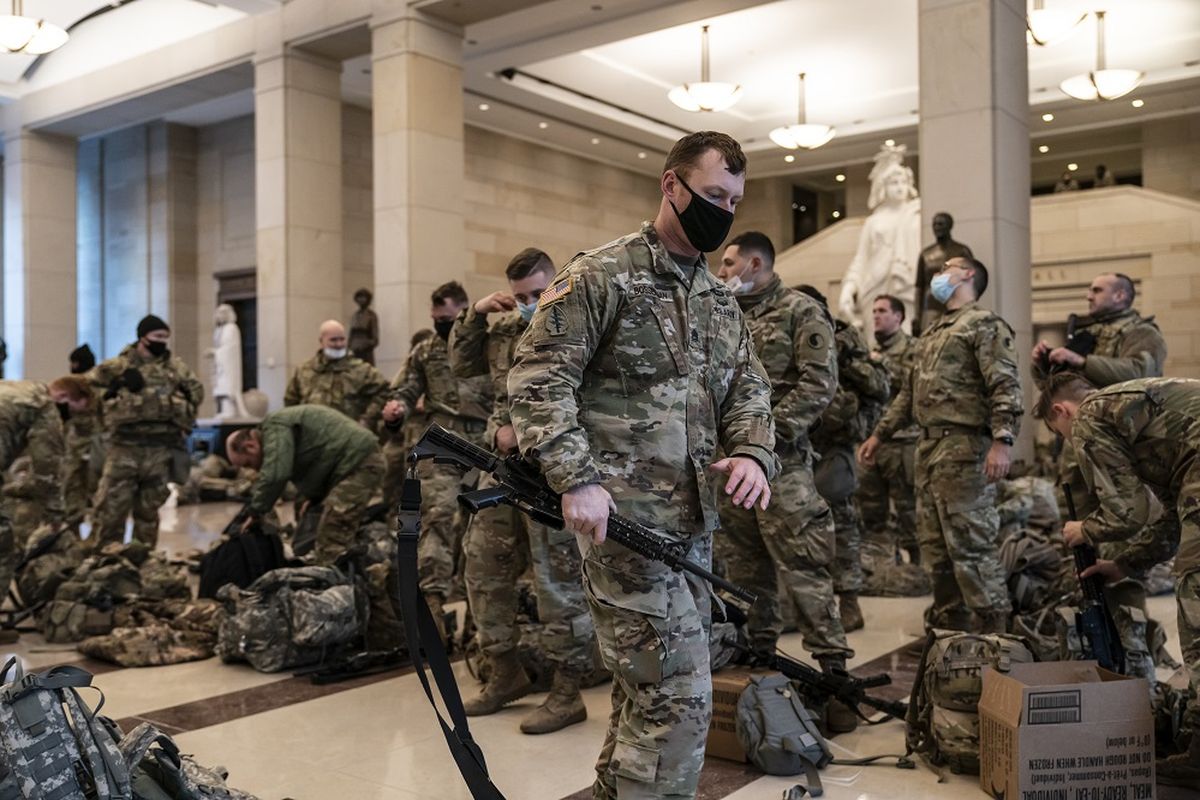Ratusan pasukan Garda Nasional berada di dalam Pusat Pengunjung Capitol untuk memperkuat keamanan Gedung Capitol di Washington DC, Rabu (13/1/2021). DPR AS sedang mengejar artikel pemakzulan terhadap Presiden AS Donald Trump atas perannya dalam menghasut massa untuk menyerbu Gedung Capitol pekan lalu.