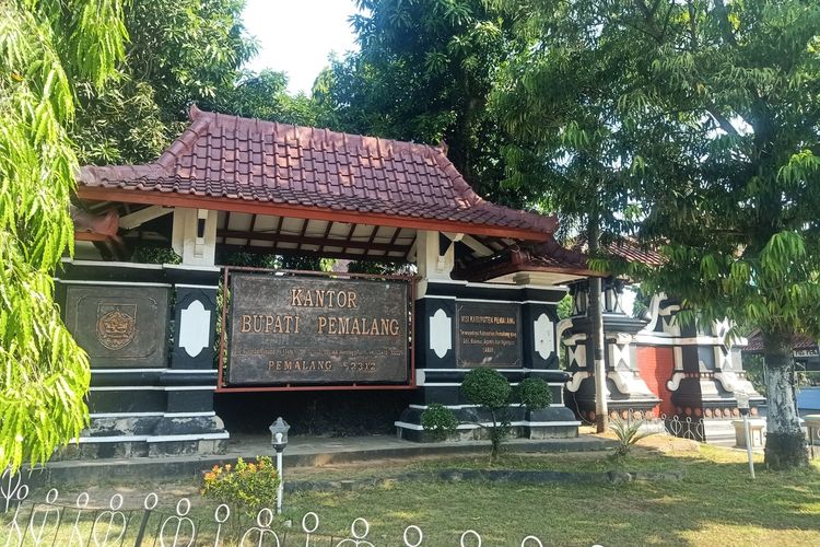 Kantor Bupati dan Komplek Pemerintah Kabupaten Pemalang, Jalan Surohadikusumo, Pemalang.