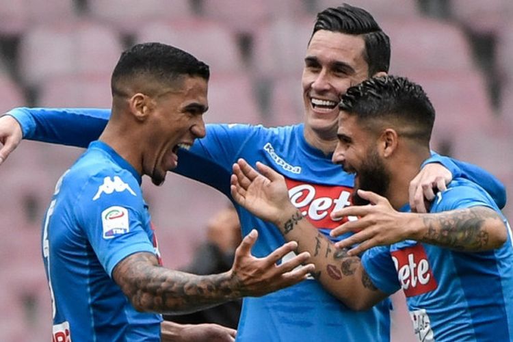 Pemain Napoli, Jose Maria Callejon, melakukan selebrasi bersama rekan satu timnya setelah mencetak gol ke gawang Sassuolo pada laga lanjuta Liga Italia di Stadion San Paolo, Minggu (29/10/2017) malam WIB.