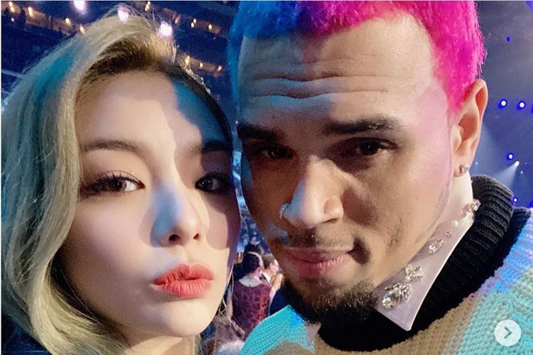 Penyanyi Kpop Ailee berfoto bareng penyanyi R&B Chris Brown di Grammy Awards 2020 di Los Angeles, Minggu (26/1/2020).