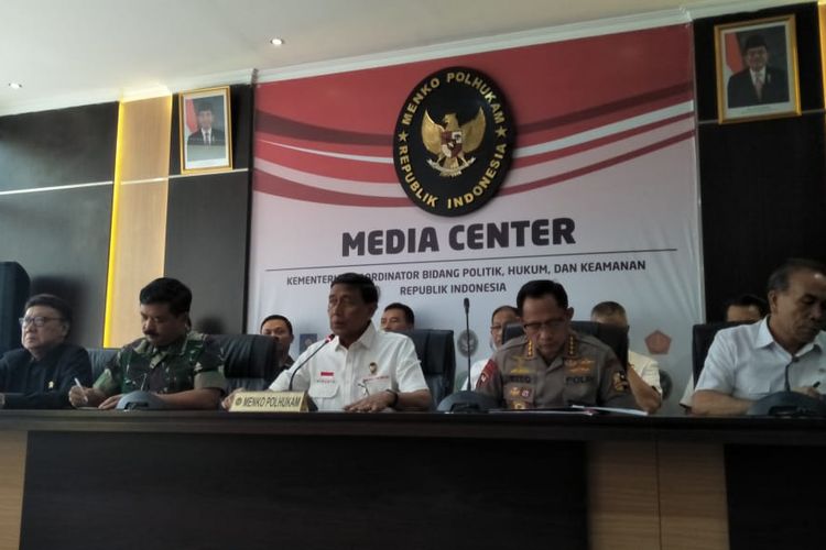 Panglima TNI Marsekal Hadi Tjahjanto dalam konferensi pers di kantor Kemenko Polhukam, Jakarta, Kamis (26/9/2019).