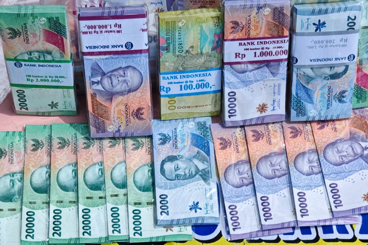 Jelang Lebaran, Jasa Tukar Uang di Samarinda Ramai, Tarif Rp 20.000 Per Rp 100.000