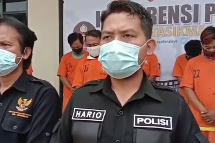 Kepala Satreskrim Polres Tasikmalaya AKP Hario Prasetyo Seno didampingi Ketua KPAID Kabupaten Tasikmalaya Ato Rinanto, saat menunjukkan para tersangka pencabulan anak, Kamis (26/11/2020).