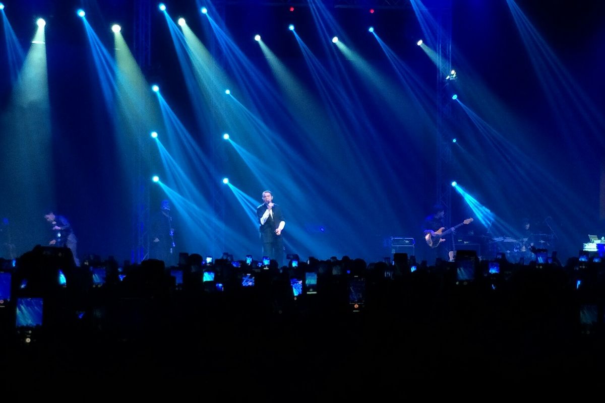 Penyanyi Tulus tampil dalam show di The Kasablanka Hall, kawasan Tebet, Jakarta Selatan, Selasa (30/7/2019).