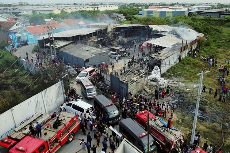 Korban meninggal akibat ledakan mercon dibawa ambulan di Jalan SMPN, Kosambi, Tangerang, Kamis (26/10/2017).