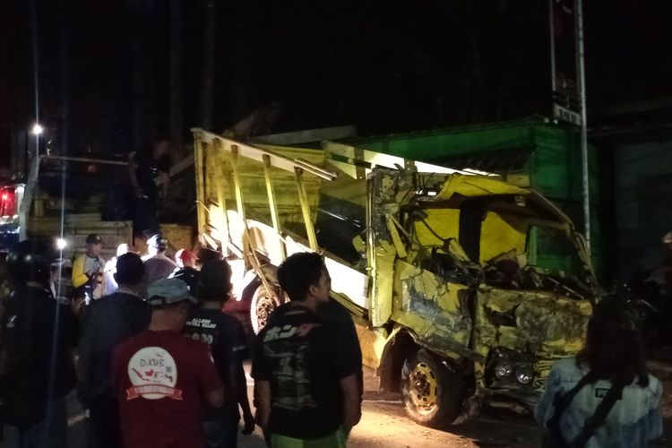 Truk terbuka jenis Mitsubishi dengan nopol AG 9915 VI sedang dievakuasi setelah terlibat kecelakaan di Jalan Raja Weksi atau Klemuk, Kota Batu, Jawa Timur pada Selasa (16/5/2023).