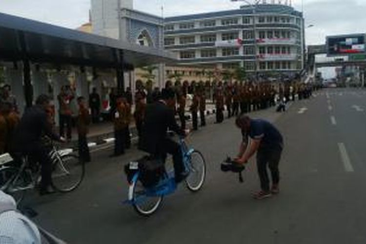 Wali Kota Bandung Ridwan Kamil (memakai sepeda warna biru), saat start dari Jalan Asia Afrika menuju Gedung Pakuan (rumah kediaman Aher) di Jalan Otto Iskandardinata, Bandung, Jawa Barat, Jumat, (24/4/2015).