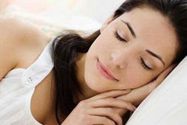 Kalau mengalami sulit tidur, coba ubah posisi tidur ke sisi kiri.