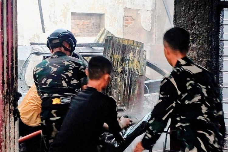 Satu Pleton TNI Bantu Padamkan Kebakaran Rumah di Tanggamus Lampung