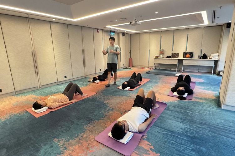 Kompas.com mencoba pilates di Aloft Bali Kuta at Beachwalk, Bali, Sabtu (10/1/2026). 