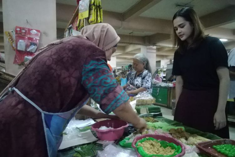 Artis peran Cut Meyriska saat blusukan ke pasar tradisional di Semarang, Jawa Tengah, Sabtu (10/11/2018).