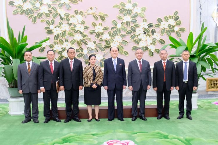 Menteri Koordinator Bidang Pembangunan Manusia dan Kebudayaan (Menko PMK) Puan Maharani, selaku Utusan Khusus Presiden Republik Indonesia/Special Envoy, melakukan courtesy call dengan pemerintah Republik Demokratik Rakyat Korea (RDRK) di Pyongyang, Senin (30/7/2018)